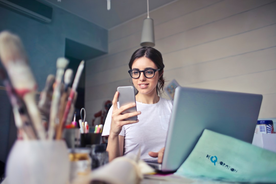 スマートフォンでオンラインレビューを確認するビジネスオーナーのイメージ