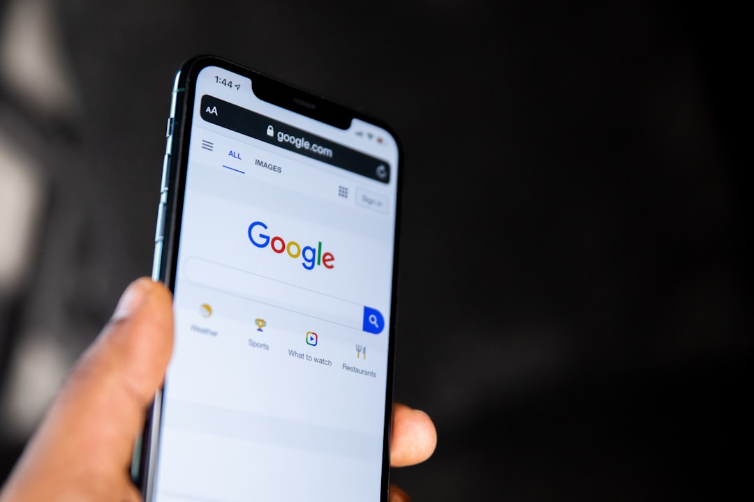 スマートフォンでGoogleレビューを書いている様子