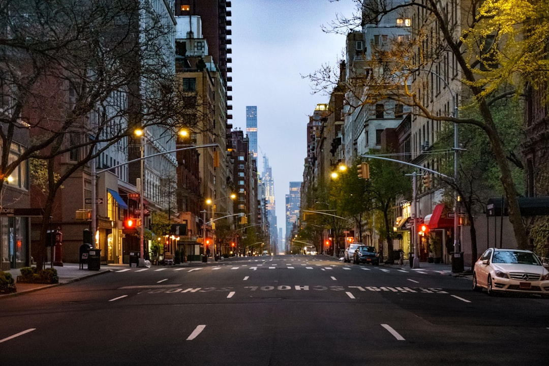 都市の道路をGoogleマップで案内するイメージ