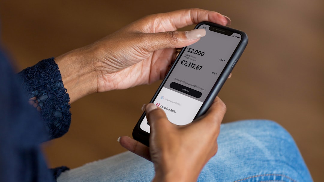 スマートフォンで認証コードを確認するイメージ