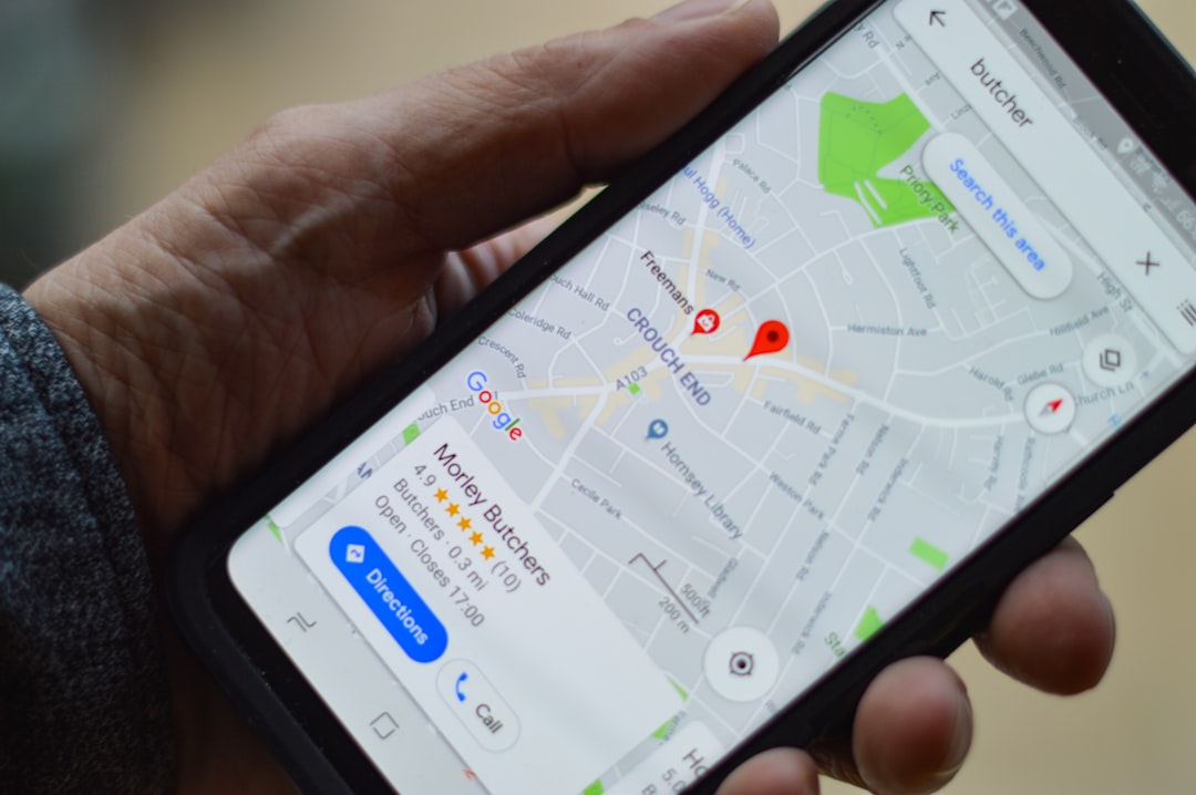 スマートフォンの地図アプリで近くの店舗を探しているユーザー