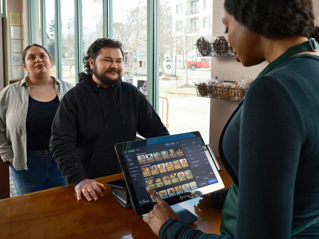 飲食店のカウンターに置かれたタブレット型のレジ