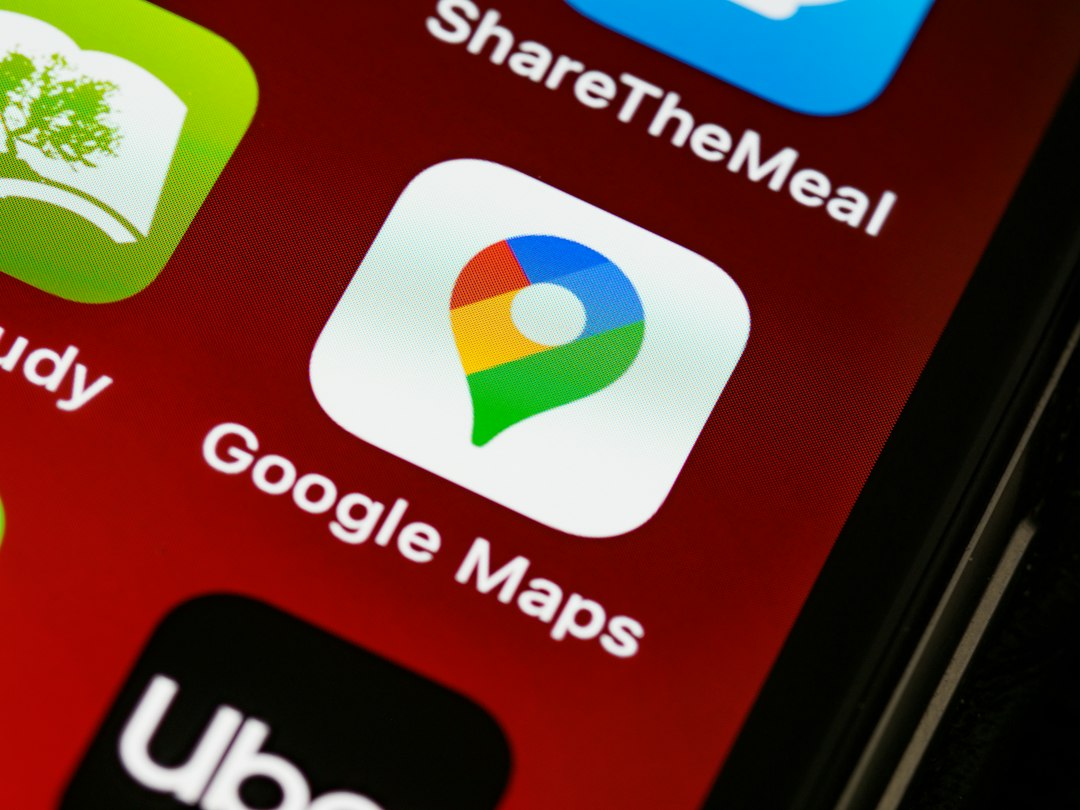 スマホでGoogleマップの飲食店情報を見ている手元